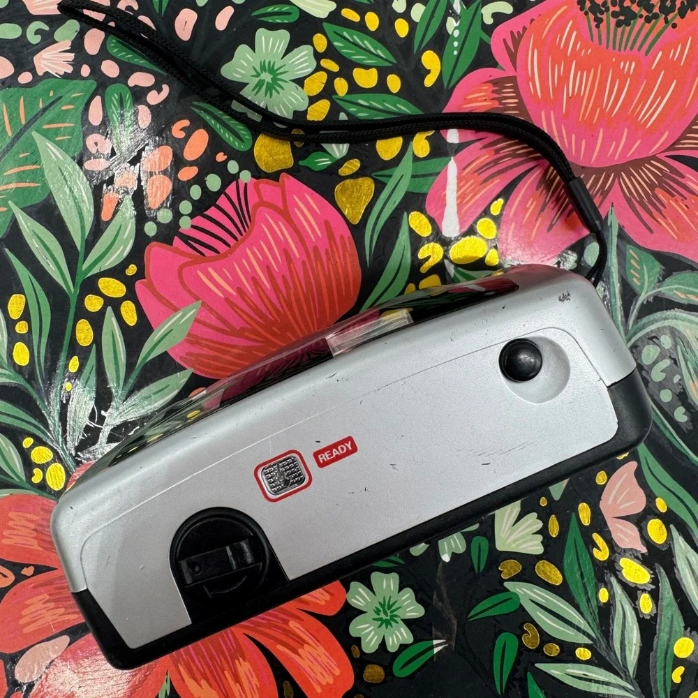 Suntone MM-802 35mm Film Camera Silver Point and‎ Shoot Focus Free with Flash